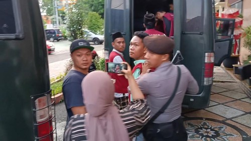 Terdakwa kekerasan seksual I Wayan Agus Suartama alias Agus difabel saat dibawa ke Lapas Kelas IIA Kuripan seusai persidangan di PN Mataram, Rabu (14/5/2025). (Abdurrasyid Efendi/detikBali)