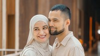Shireen Sungkar lalu menuliskan Teuku Wisnu awet muda. Ia memperlihatkan foto suaminya pada 2017 yang tak berubah sama sekali. (Foto: dok Instagram)