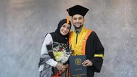 Shireen Sungkar mengabarkan di Instagram, Teuku Wisnu telah diwisuda. Suaminya itu berkuliah di FISIP. (Foto: dok Instagram)