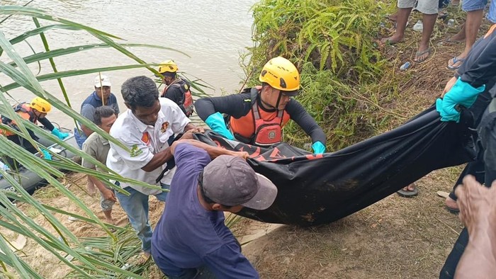 Tim SAR mengevakuasi jasad pria yang dimangsa buaya di Pasaman Barat, Sumbar.. (Istimewa)