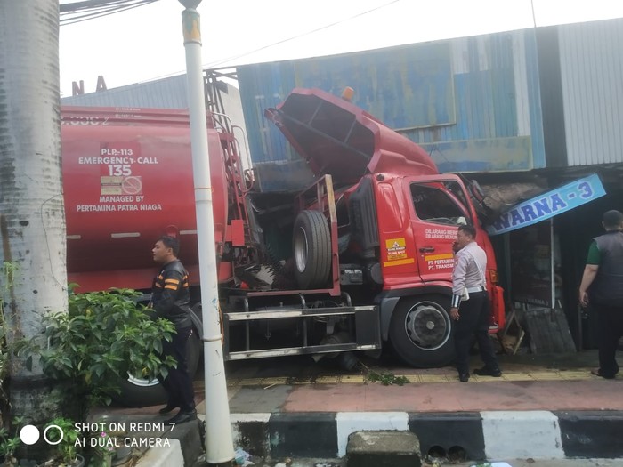 Truk Tangki BBM Tabrak Rumah di Jaktim