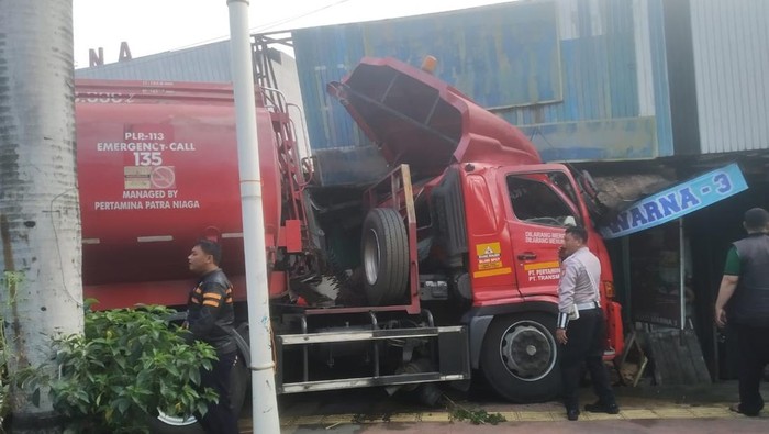 Truk Tangki BBM Tabrak Rumah di Jaktim