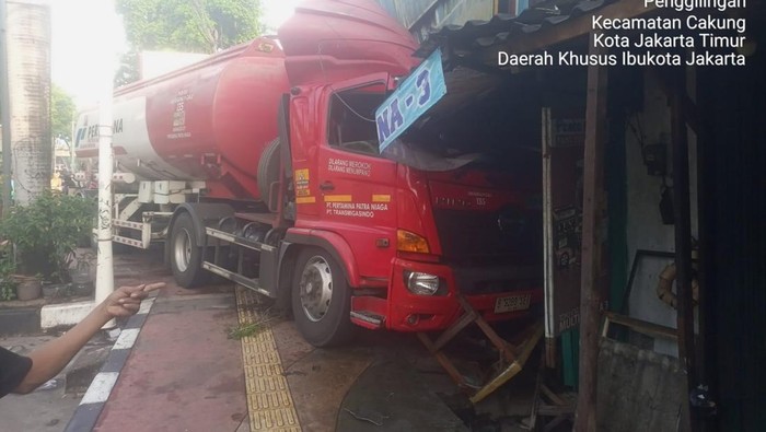 Truk Tangki BBM Tabrak Rumah di Jaktim
