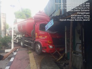 Truk Tangki BBM Tabrak Rumah di Jaktim