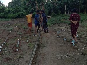 Menegangkan! Warga Selamatkan Gadis yang Dililit Ular Piton 7 Meter di Sultra