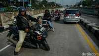 Sementara itu, sebagian pengendara lainnya memilih putar arah untuk menghindari genangan air.
