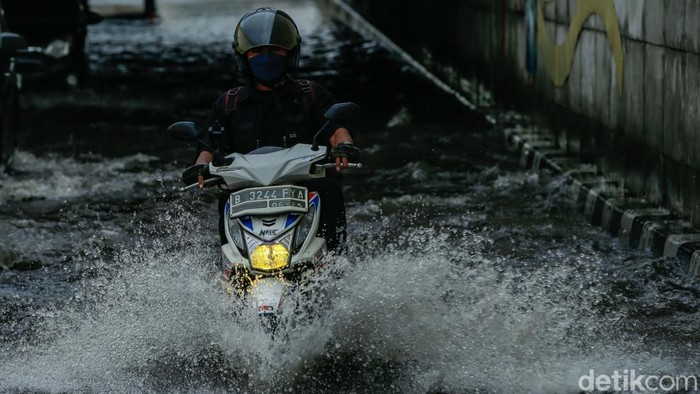 Underpass Bulak Kapal di Bekasi terendam banjir setinggi 60 cm setelah hujan deras mengguyur kawasan tersebut sejak malam hari. Akibatnya, akses menuju Jakarta dan Cikarang terganggu, menyebabkan kemacetan di sepanjang jalan tersebut.