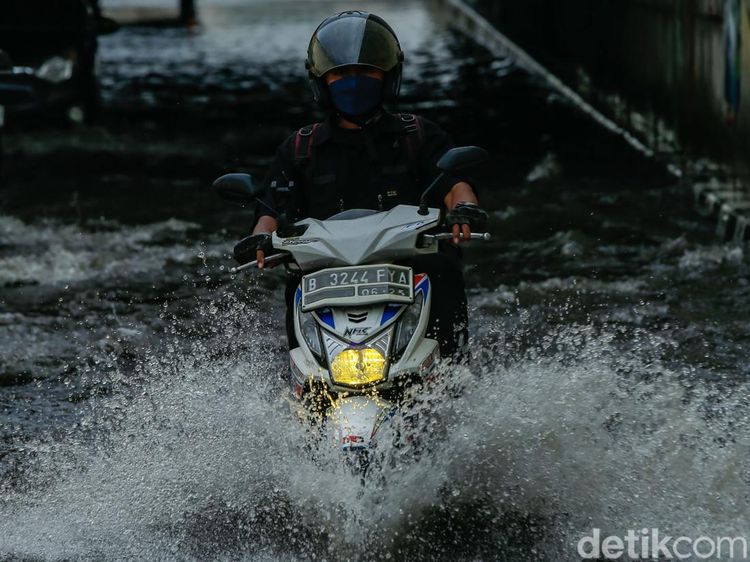 Underpass Bulak Kapal Bekasi Terendam Banjir, Akses Terganggu