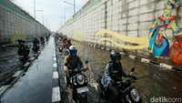 Petugas yang ada di lokasi terlihat sibuk mempercepat proses pembuangan air untuk mengurangi dampak banjir.