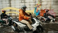 Hingga pukul 08.30 WIB, kondisi lalu lintas di kawasan tersebut masih tersendat, dan pengendara diminta untuk berhati-hati atau mencari jalur alternatif.