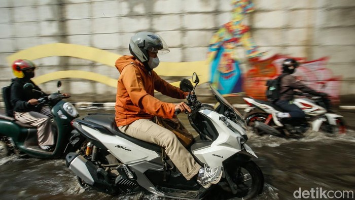 Underpass Bulak Kapal di Bekasi terendam banjir setinggi 60 cm setelah hujan deras mengguyur kawasan tersebut sejak malam hari. Akibatnya, akses menuju Jakarta dan Cikarang terganggu, menyebabkan kemacetan di sepanjang jalan tersebut.