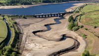 Foto drone menunjukkan Waduk Woodhead di Inggris utara sebagian kering pada hari Selasa (13/5).