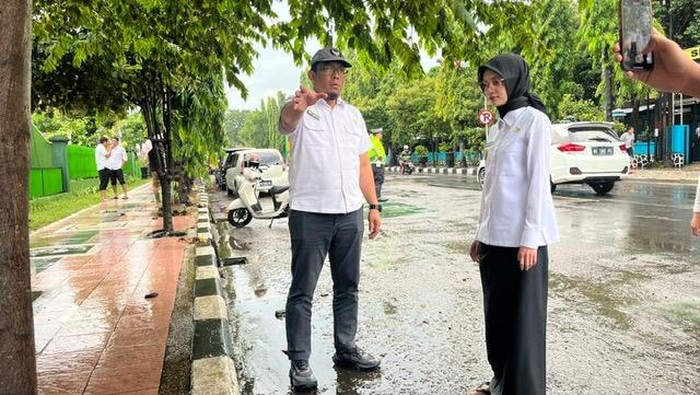 Wali Kota Kediri Vinanda Prameswati saat mengecek genangan air.