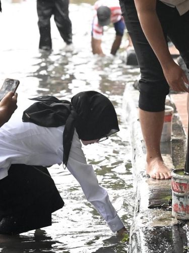 Wali Kota Kediri Vinanda Prameswati saat mengecek genangan air.