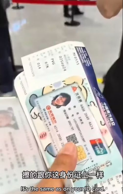 wanita hapus makeup di bandara