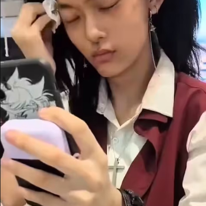 wanita hapus makeup di bandara