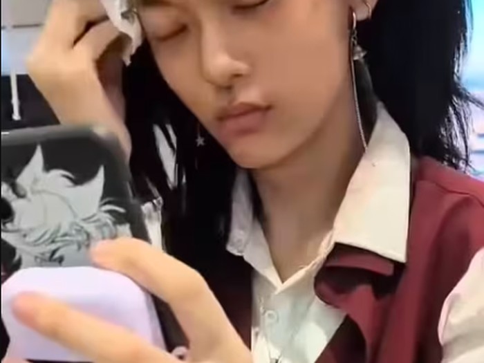 wanita hapus makeup di bandara