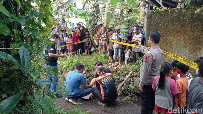 Warga berkerumun di lokasi penemuan kaki bayi.
