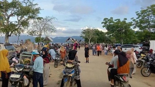 Warga dan para fans menunggu kedatang The Dudas Minus One dan Rigen, namun batal karena beredarnya video penolakan, Senin (12/5/2025).