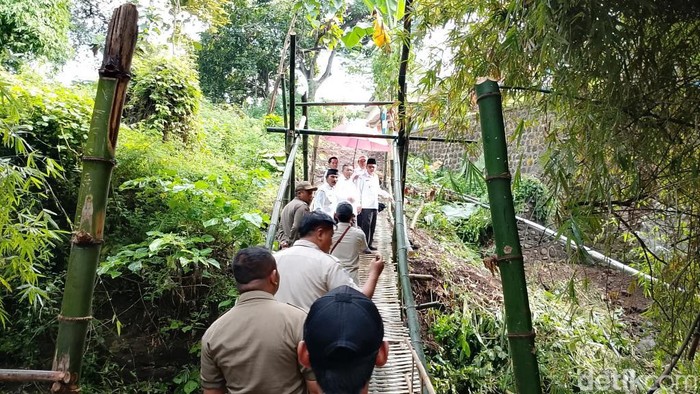 Warga di Pasuruan bangun jembatan bambu