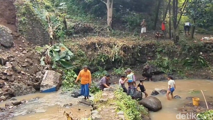 Warga nekat terjang sungai usai jembatan di Pasuruan ambruk