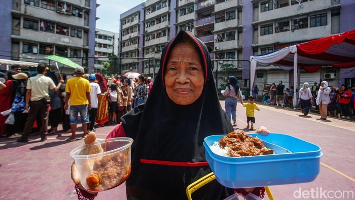 Chef Bobon Santoso kembali menggelar aksi masak besar, kali ini untuk warga Rusun Marunda, Jakarta Utara, pada Rabu (14/5/2025). Sejak pagi, aroma rendang memenuhi udara, menarik perhatian warga yang sudah antusias menunggu sejak dini hari.