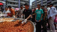 Tak sendiri, ia dibantu oleh warga sekitar yang ikut bergotong-royong menyiapkan hidangan. Suasana pun terasa akrab dan hangat, memperlihatkan semangat kebersamaan yang tumbuh dari dapur darurat di halaman rusun.  