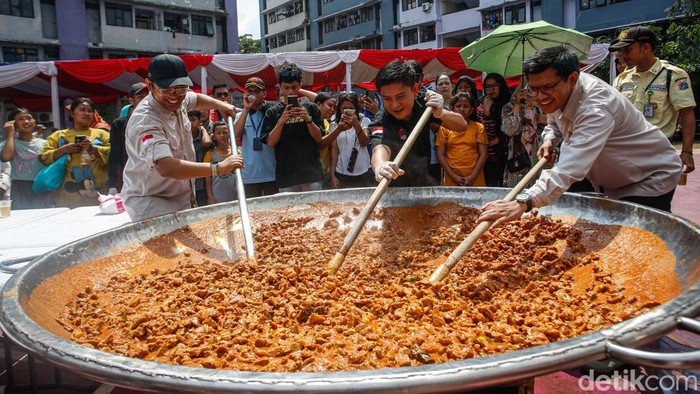 Chef Bobon Santoso kembali menggelar aksi masak besar, kali ini untuk warga Rusun Marunda, Jakarta Utara, pada Rabu (14/5/2025). Sejak pagi, aroma rendang memenuhi udara, menarik perhatian warga yang sudah antusias menunggu sejak dini hari.