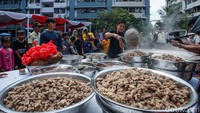 Sebanyak 1.000 porsi daging sapi disiapkan untuk dibagikan secara gratis kepada warga. Menggunakan alat masak berukuran besar, Bobon mulai mengolah rendang sejak pagi hari agar dapat disajikan saat makan siang.  