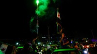 Sanksi AS, yang diberlakukan saat Assad berkuasa, telah memutus hubungan Suriah dengan sistem keuangan global dan menghalangi investasi dan perdagangan asing, sehingga menghambat upaya untuk membangun kembali negara itu dari perang. 