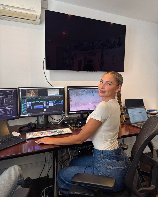 Dalam postingan terbaru, Zara menampilkan dirinya sedang mengedit serial dokumentari terbarunya yang mengambil gambar di Thailand. Foto: Instagram @zara-mcdermott