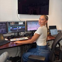 Dalam postingan terbaru, Zara menampilkan dirinya sedang mengedit serial dokumentari terbarunya yang mengambil gambar di Thailand. Foto: Instagram @zara-mcdermott