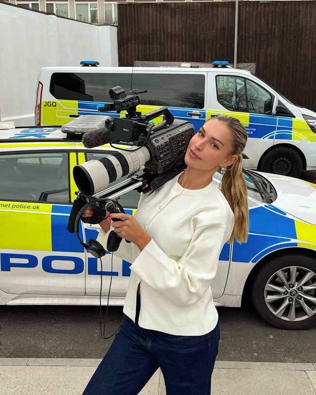 Selain membuat dokumenter untuk BBC, Zara McDermott dikenal sebagai bintang realiti televisi yang pernah tampil dalam program Love Island, The X Factor: Celebrity, Made in Chelsea, The Weakest Link hingga Strictly Come Dancing. Foto: Instagram @zara-mcdermott