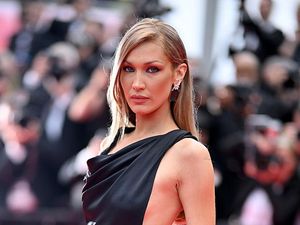 Detail Rutinitas Kecantikan Bella Hadid Saat Pagi: Rendam Wajah dengan Air Es