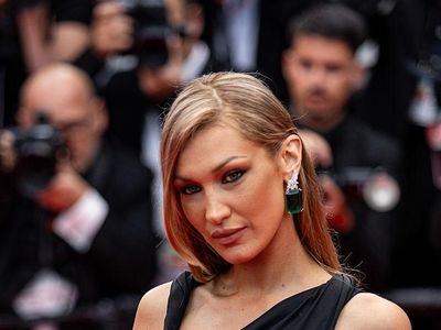 7 Gaya Bella Hadid yang Dijuluki Ratu Cannes Setelah Larangan Nude Dress