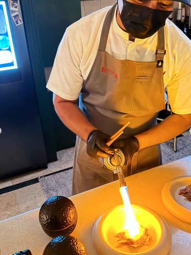 Sulap rumah jadi bak restoran, Thariq mendatangkan chef pribadi ke rumahnya. Dari foto terlihat chef tersebut langsung membuat makanan di hadapan Thariq dan Aaliyah. Foto: Instagram/@aaliyah.massaid
