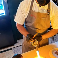 Sulap rumah jadi bak restoran, Thariq mendatangkan chef pribadi ke rumahnya. Dari foto terlihat chef tersebut langsung membuat makanan di hadapan Thariq dan Aaliyah. Foto: Instagram/@aaliyah.massaid