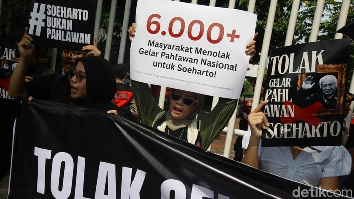 Koalisi Gerakan Masyarakat Sipil Adili Soeharto (Gemas) melakukan aksi unjuk rasa  di depan kantor Kementerian Sosial (Kemensos), Salemba, Jakarta Pusat, Kamis, (15/5/2025). Mereka mendesak pemerintah membatalkan rencana pemberian gelar pahlawan nasional kepada mantan presiden Soeharto. Sebelumnya, Kemensos menerima sepuluh nama baru yang diusulkan untuk mendapat gelar pahlawan termasuk Soeharto. Aksi berjalan tertib.
