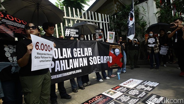 Koalisi Gerakan Masyarakat Sipil Adili Soeharto (Gemas) melakukan aksi unjuk rasa  di depan kantor Kementerian Sosial (Kemensos), Salemba, Jakarta Pusat, Kamis, (15/5/2025). Mereka mendesak pemerintah membatalkan rencana pemberian gelar pahlawan nasional kepada mantan presiden Soeharto. Sebelumnya, Kemensos menerima sepuluh nama baru yang diusulkan untuk mendapat gelar pahlawan termasuk Soeharto. Aksi berjalan tertib.