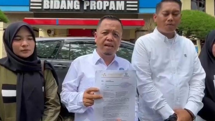 Alamsyah saat membuat pengaduan ke Propam Polda Sumut.(Dok Istimewa)