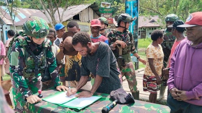 Anggota Organisasi Papua Merdeka (OPM) di Kabupaten Maybrat, Papua Barat Daya bernama Yeremias Foumair menyerahkan diri kembali ke Negara Kesatuan Republik Indonesia (NKRI).