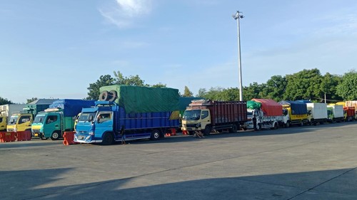 Antrean truk di Pelabuhan Kayangan, Lombok Timur, Kamis (15/5/2025). Penyeberangan dari dan menuju Pulau Sumbawa terimbas demonstrasi pemekaran Provinsi Sumbawa.