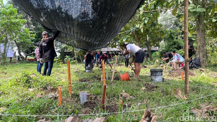 Arkeolog ekskavasi bagian Candi Brahu, candi tertua di Mojokerto.