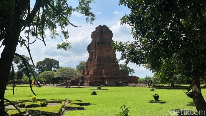 Arkeolog ekskavasi bagian Candi Brahu, candi tertua di Mojokerto.