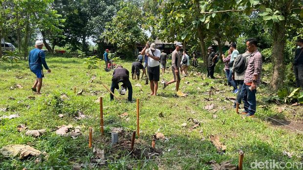 Arkeolog ekskavasi bagian Candi Brahu, candi tertua di Mojokerto. Arkeolog ekskavasi bagian Candi Brahu, candi tertua di Mojokerto.
