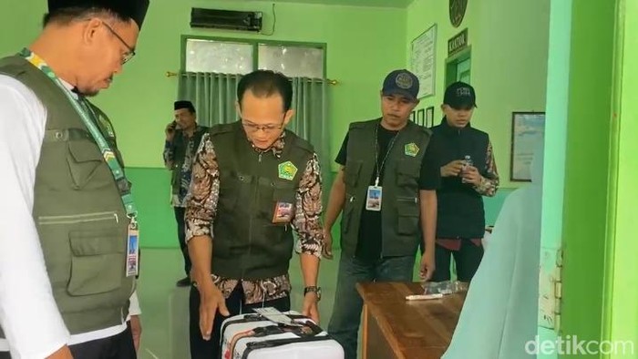ASN non muslim ikut bertugas dalam pemberangkatan calon jemaah haji di Parepare.