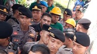 Atalarik Syach berusaha mengajak bicara sebelum eksekutor bertindak mengeksekusi rumahnya. Foto: dok. Pribadi Atalarik Syach