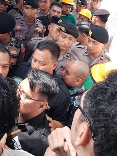 Atalarik Syach pasang badan ketika rumah dieksekusi.