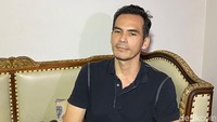 Atalarik Syach memberikan penjelasan perihal eksekusi rumahnya pada Kamis (15/5/2025). Foto: Febry/detikcom