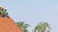 Petugas mulai menurunkan genting rumah Atalarik Syach. Foto: dok. Pribadi Atalarik Syach